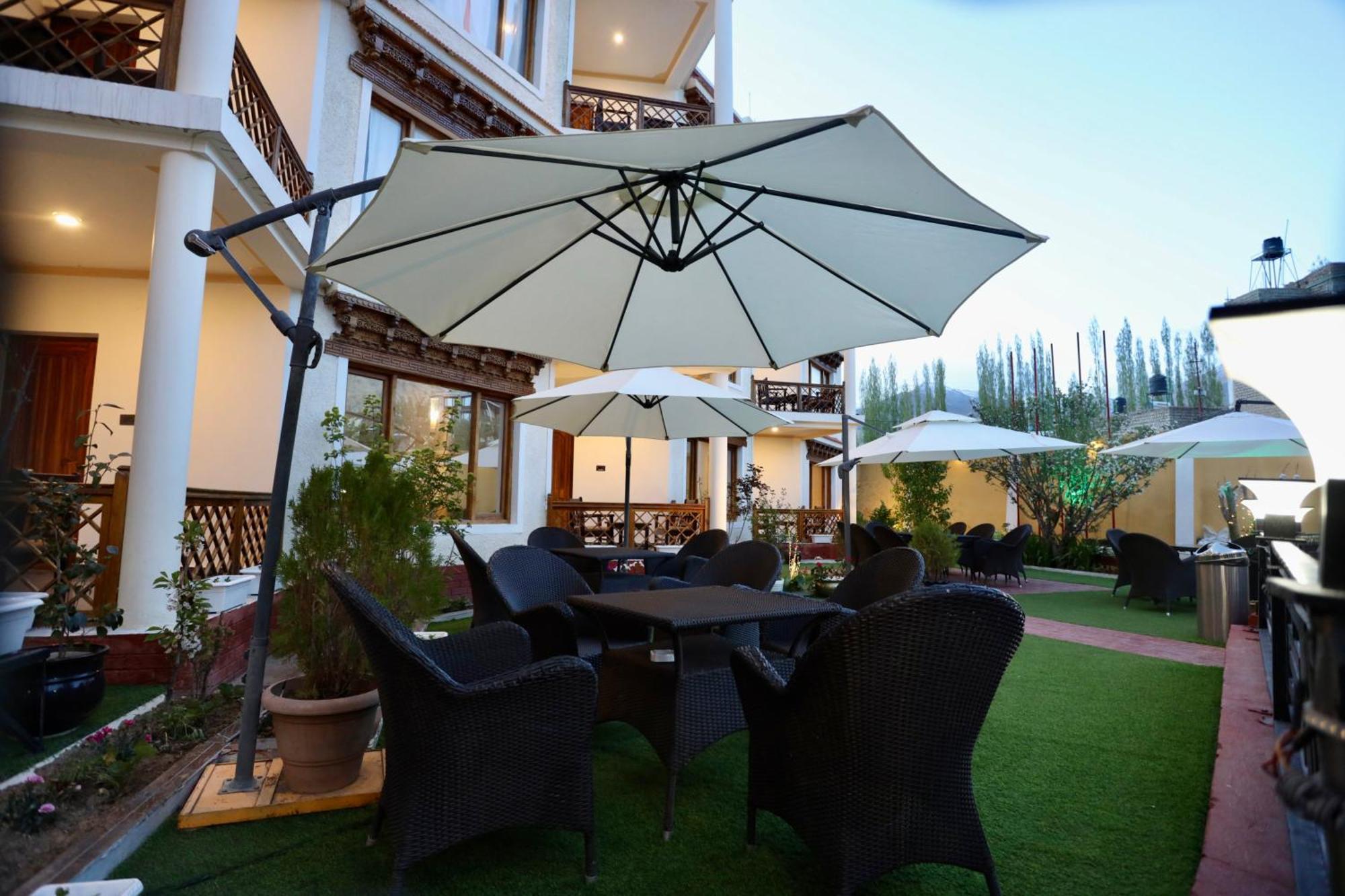 Hotel Nalanda Ladakh Leh Exteriör bild